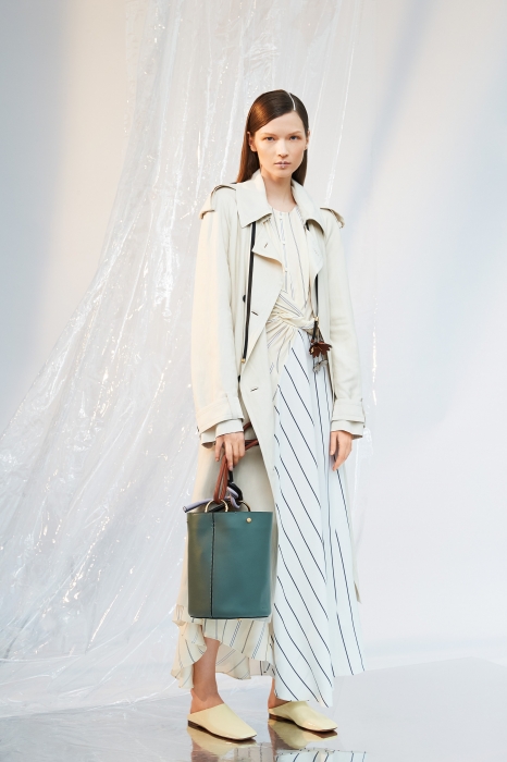 Тренч Tom Ford, платье 3.1 Phillip Lim, сумка Marni, колье Marni, сабо Celine