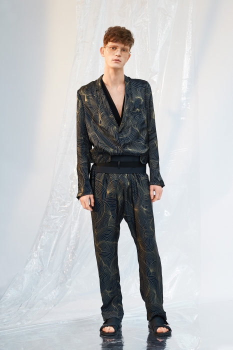 Пиджак Dries Van Noten, жилет Ann Demeulemeester, брюки Dries Van Noten, сабо Dries Van Noten