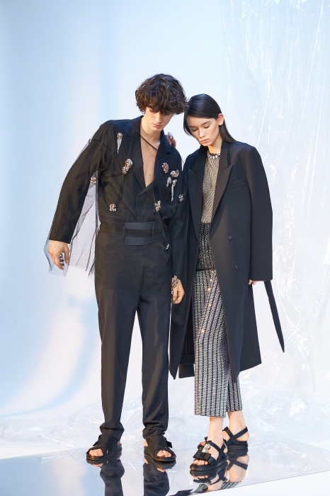 На Гене: накидка Dries Van Noten, пиджак Wooyoungmi, брюки Giorgio Armani, сандалии Maison Margiela. На Полине: пальто Stella McCartney, майка