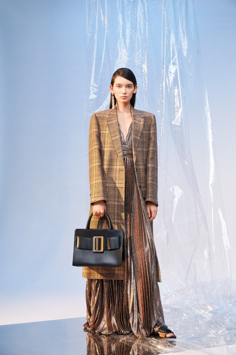 Пальто Dries Van Noten, платье Elie Saab, сумка BOYY, кипсы Oscar de la Renta, сандалии Marni