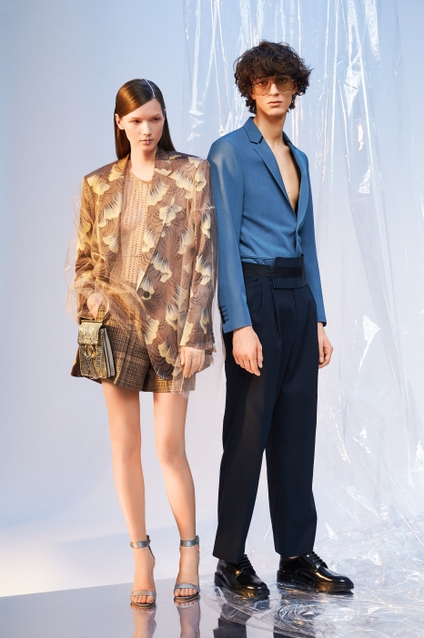 На Дарине: жакет Dries Van Noten, топ Dries Van Noten, шорты Dries Van Noten, сумка Chloe, босоножки Gianvito Rossi. На Гене: пиджак Lanvin, брюки