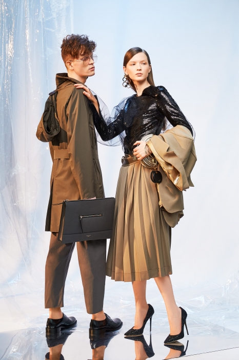 На Сергее: плащ Norwegian Rain, пуловер Gran Sasso, брюки Isabel Benenato, сумка Givenchy, очки Tom Ford, дрби Saint Laurent Paris. На Дарине: жакет