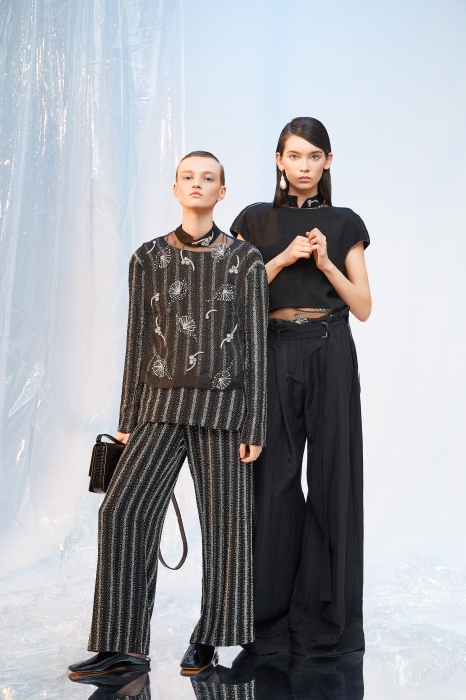 На Грете (слева): топ Dries Van Noten, брюки Dries Van Noten, сумка Saint Laurent Paris, сабо Celine. На Полине (справа): топ Tegin, топ Dries Van