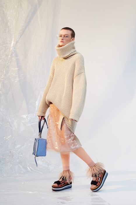 Свитер Balenciaga, юбка N21, сумка Tod`s, оправа Saint Laurent Paris, носки N21, сандалии Marni