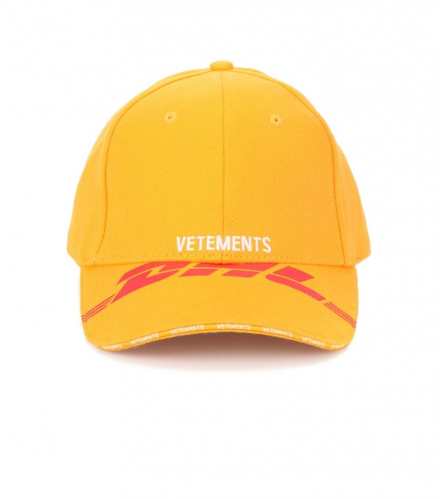 Vetements X DHL, 17 950 рублей (ДЛТ)