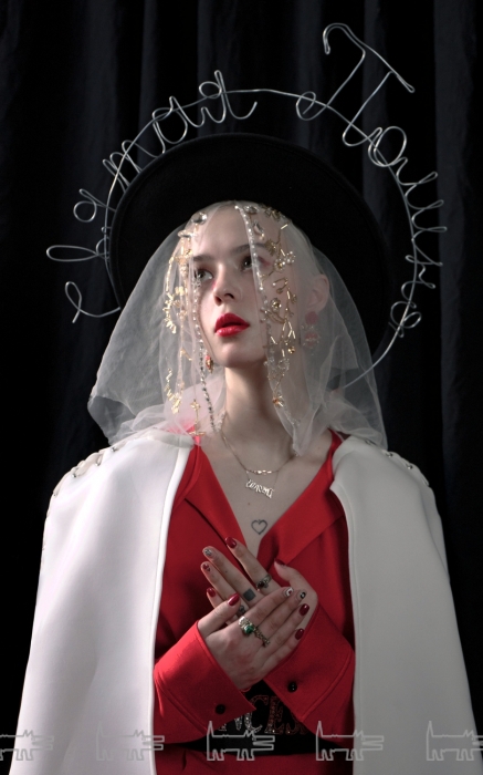 На Полине: платье Escada, пояс Dolce & Gabbana (все — ДЛТ), накидка Martynenkov (Martynenkov), сорочка, надетая как фата, — Polina Tammi, шляпа