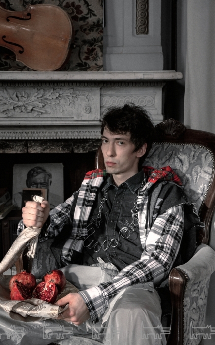 На Тихоне: жилет Balenciaga, рубашка Off-White, рубашка Belstaff, брюки Givenchy (все — ДЛТ), подвеска «Дмитрий Попов»