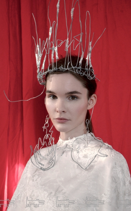 На Маше: кейп Ianis Chamalidy (Ianis Chamalidy), головной убор и серьги «Дмитрий Попов»