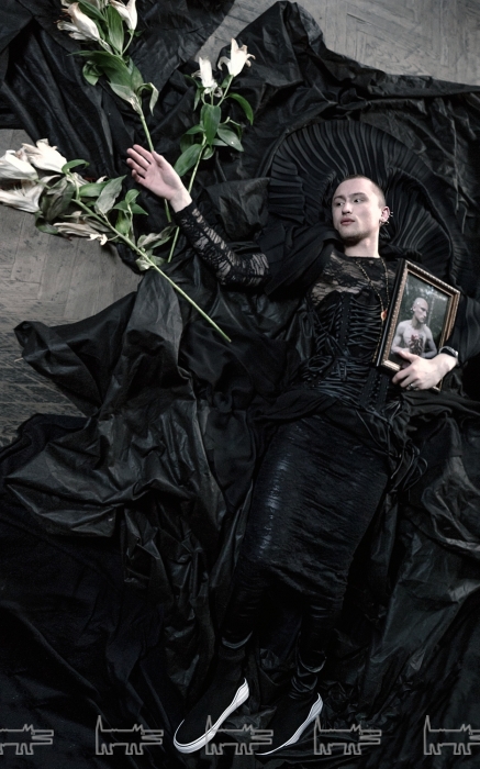 На Дмитрии: платье с корсетом, крест и кружевное платье Dolce & Gabbana, брюки Saint Laurent, юбка Balenciaga, кеды Givenchy (все — ДЛТ)