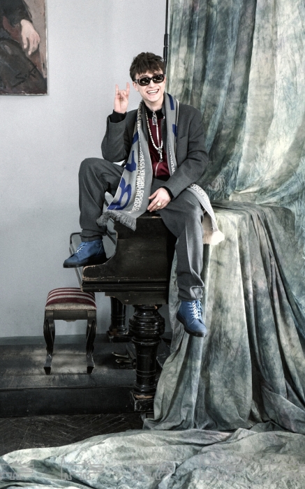 На Артеме: костюм Brunello Cucinelli (Brunello Cucinelli), олимпийка Marc Jacobs (ДЛТ), кресты Anzu (Concept), шарф DopeClvbWorld