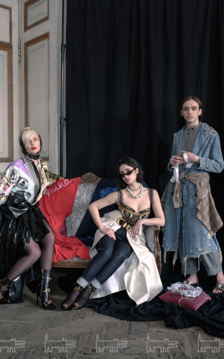 На Ирине: блуза, ботильоны и сумка Versace, платок и пояс Dolce & Gabbana (все – ДЛТ), плащ Space Lock (Space Lock). На Виктории: топ, джинсы, пояс и