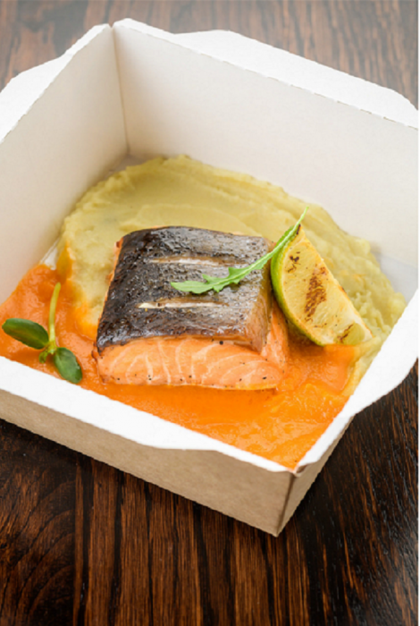 Маринованный лосось с морковно-имбирным пюре.