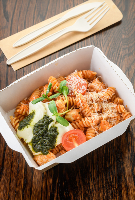 Фузилли с куриной грудкой, соусом песто и сыром Моцарелла.