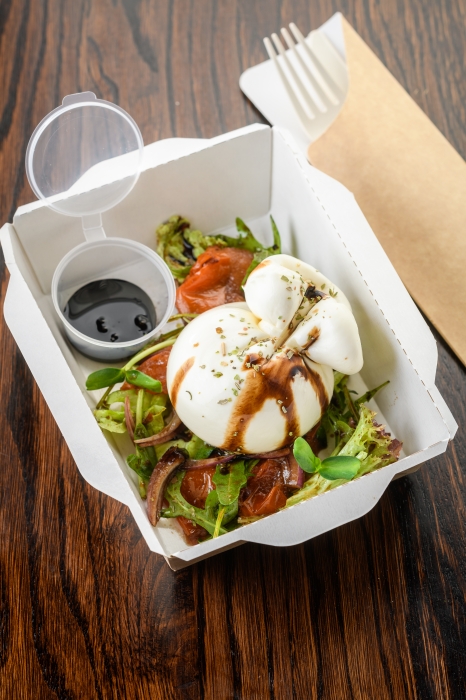 Буррата с бальзамической заправкой и томатами конфи.