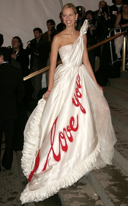 Каролина Куркова в Viktor & Rolf в 2008 году (тема Бала — «Супергерои: мода и фантазия»)