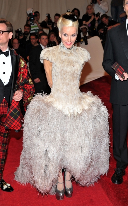 Дафна Гиннесс в Alexander McQueen в 2010 году (тема Бала — «Александр Маккуин: дикая красота»)