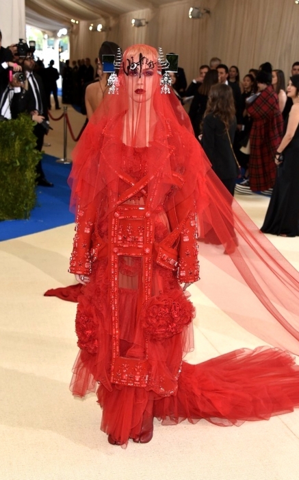 Кэти Перри в Maison Margiela, 2017 год (тема Бала — «Rei Kawakubo/Comme des Garçons»)