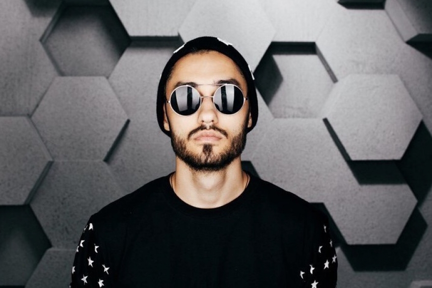 Пятница, 20 апреляМатвей Мельников, больше известный как МОТ, оказался на отечественной сцене после конкурса «Битва за респект». Но только после того