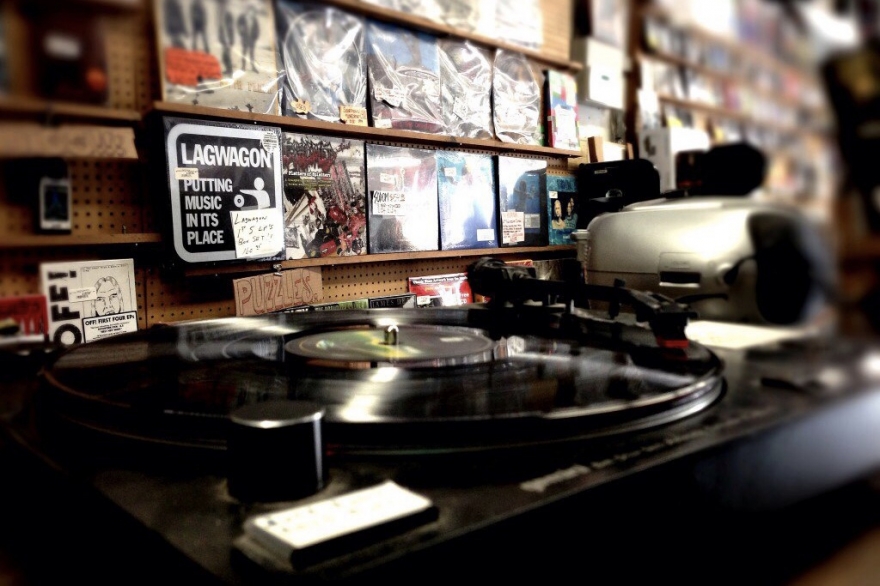 Суббота, 21 апреляВ эту субботу весь мир отмечает Record Store Day — день музыкального магазина. По этому случаю в магазине пластинок «Сияние» вам