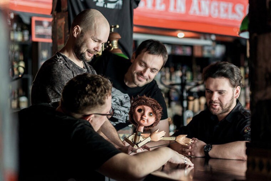 Воскресенье, 22 апреляВ этом году ветераны казанской рок-сцены «Дом кукол» отпразднуют 20-летие. На их счету четыре студийных альбома и аудиокнига