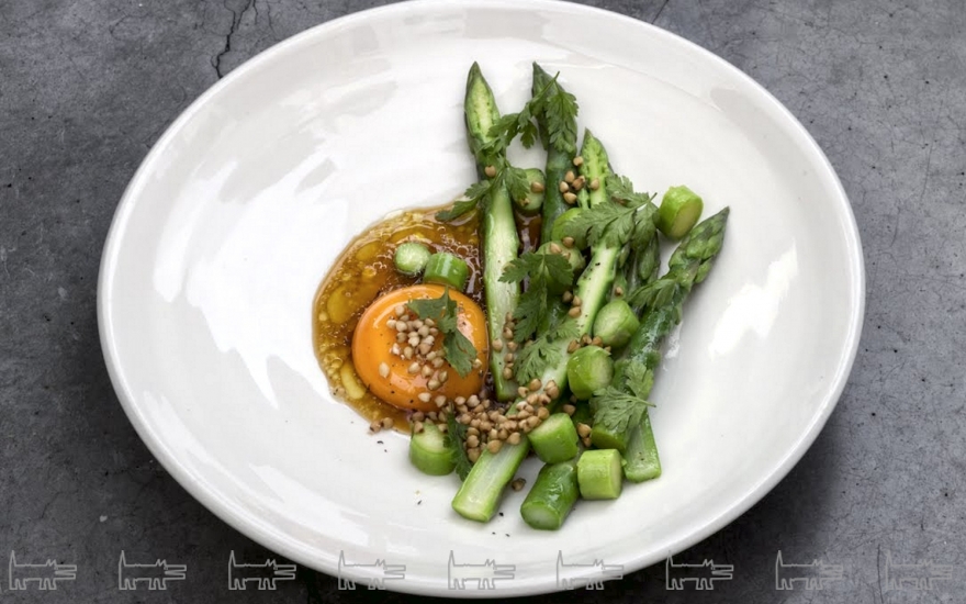 Спаржа из меню Джеймса Лоу из лондонского ресторана Lyle’s, который будет 7 июня готовить в ресторане The Repa