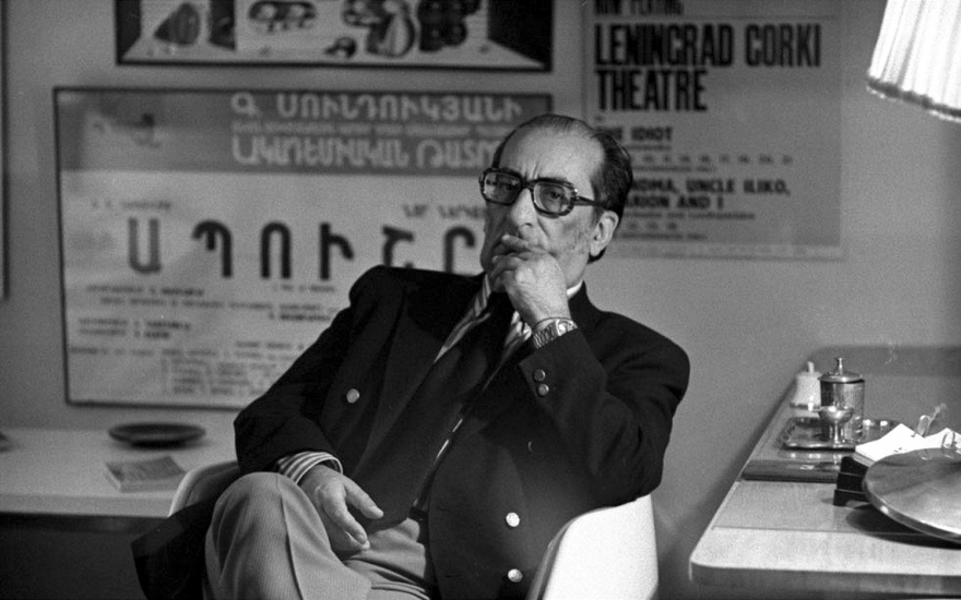 Георгий Александрович Товстоногов в своем кабинете