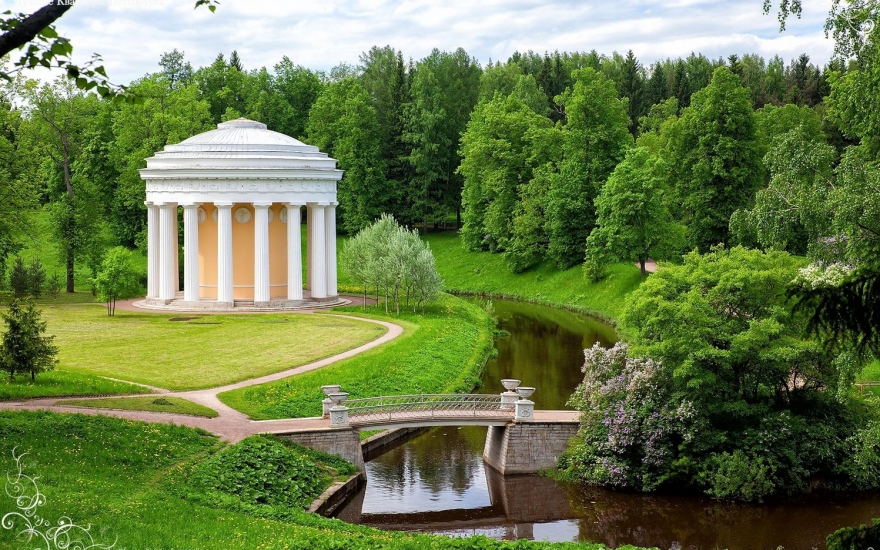 Храм дружбы и Чугунный мостик в Павловском парке