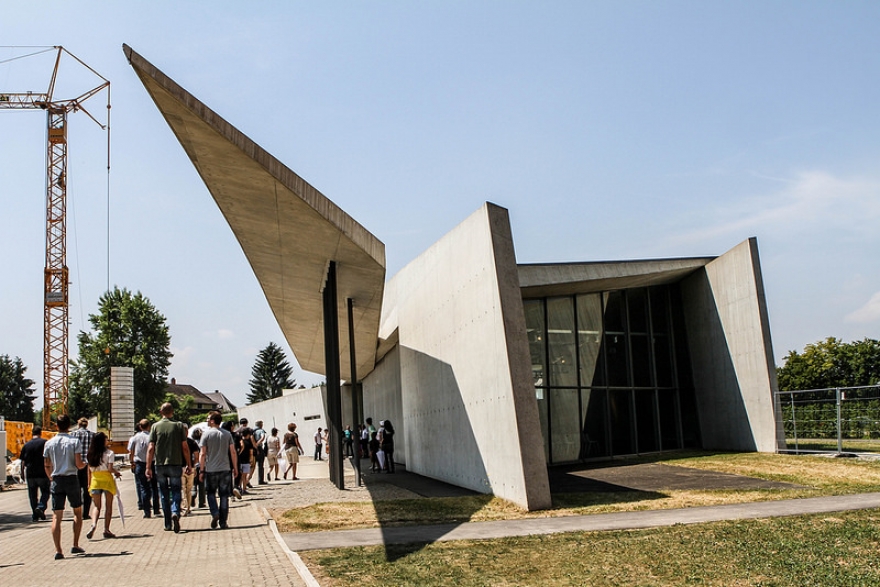 Первый реализованный проект Захи Хадид — пожарная станция, которую построили на территории Vitra в 1993 году после разрушительного пожара