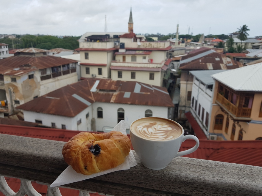 На крышах отелей Занзибара часто располагаются кофейни.
