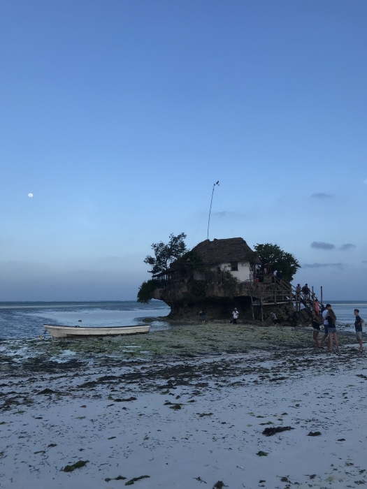 Ресторан Rock Zanzibar расположен на отмели.