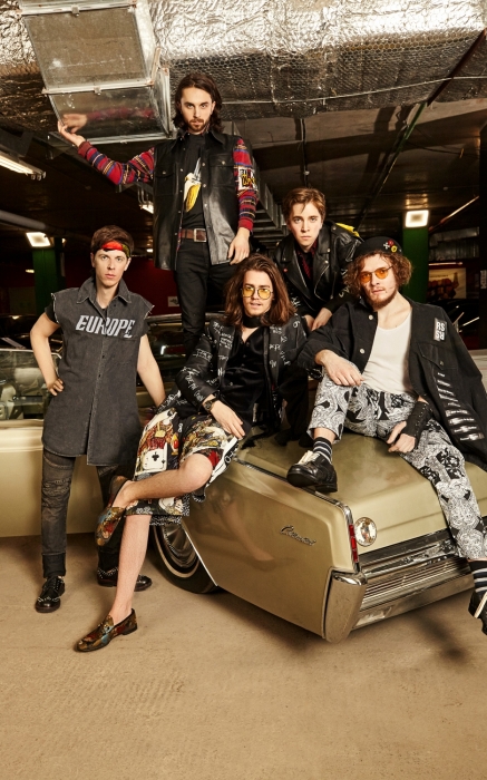 На Михаиле: ботинки Alexander McQueen, джинсы Balmain, жилет Balenciaga, шарф Gucci, брошь Dolce & Gabbana, брошь Ralph Lauren. На Греге: очки MYKITA