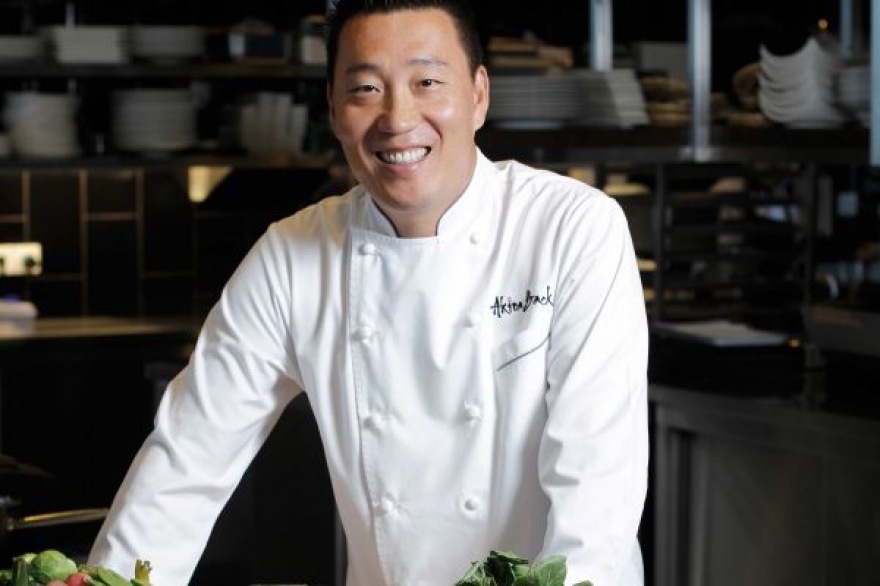 Кореец Акира Бэк (Akira Back) начал свою карьеру в Аспене, поработал во многих американских, корейских, японских ресторанах и получил свою первую