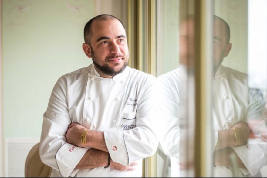 Умберто де Мартино, родился в Сорренто в семье прославленного шефа, и рос буквально на высокой кухне, с детства постигая тонкости мастерства, потом