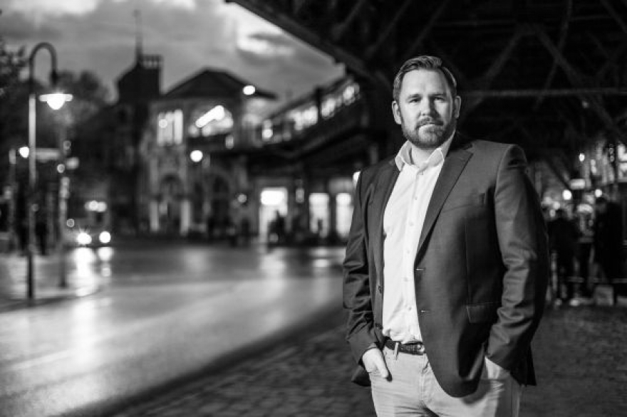 Немец Бьорн Свенсон (Bjorn Swanson) – мастер, который хорошо известен в родном Берлине, где он трудился в командах нескольких ресторанов высокой кухни