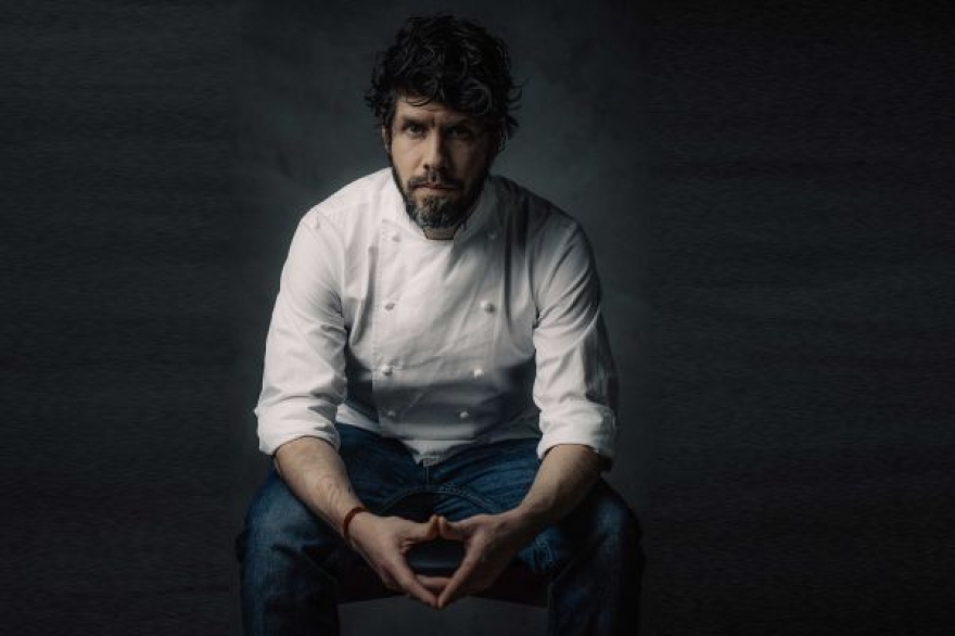 Паоло Аираудо (Paulo Airaudo) родился в Аргентине в семье итальянских иммигрантов. Он работал в разных странах Латинской Америки и Европы, а сейчас