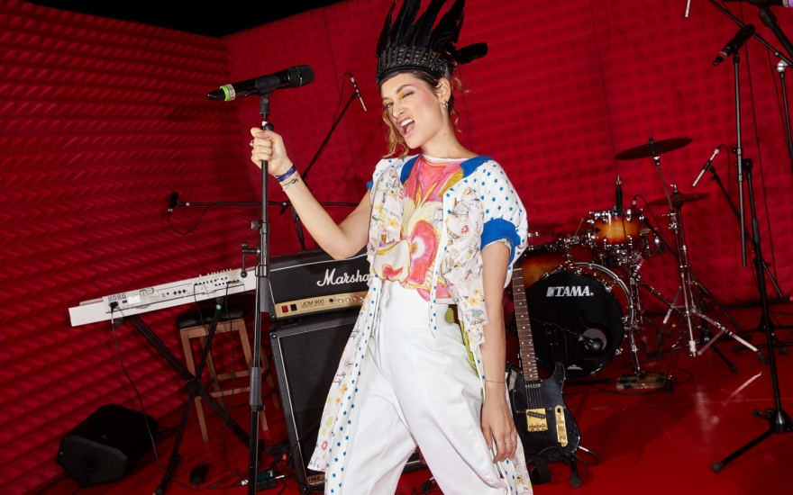 Галя Солодовникова в футболке и жилете Tata Christiane из «Пиф Пафа» в нашей августовской съемке