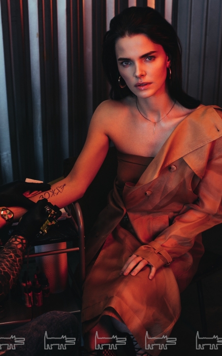 Тренч и юбка, надетая как топ, — Max Mara (Max Mara), ботфорты Dior (Dior ), часы, серьги и цепочка с подвеской TOUS (TOUS)