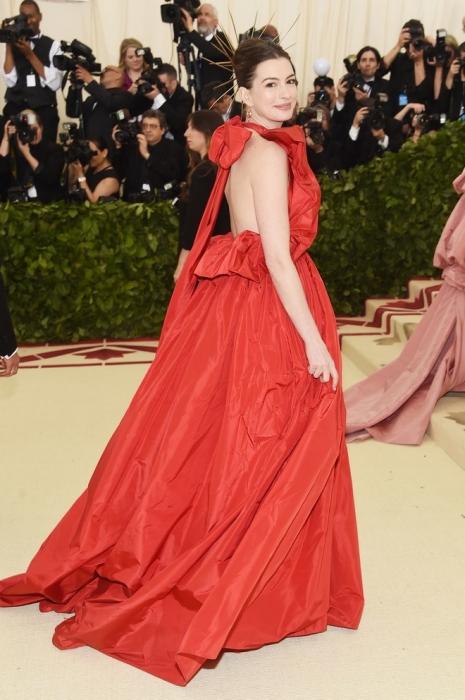 Энн Хэтэуэй в Valentino