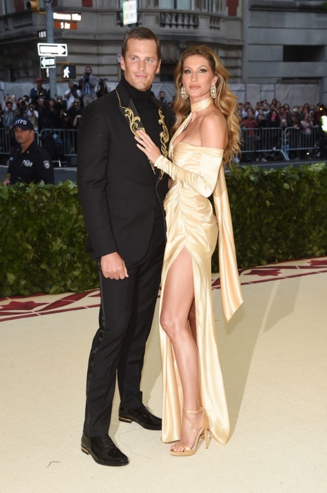 Том Брэди и Жизель Бундхен в Versace