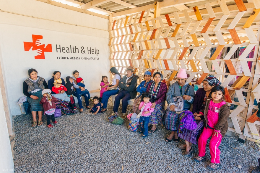 Пациенты в очереди на прием в клинику Health&Help. Фото: Ирина Брестер