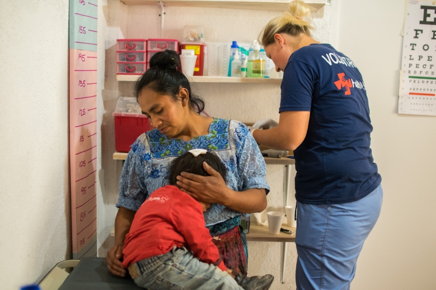 Маленький мальчик рассек себе скальп, собирая хворост, он упал с уступа и ударился о камень. Евгения Короткова (Москва), врач-хирург Health&Help