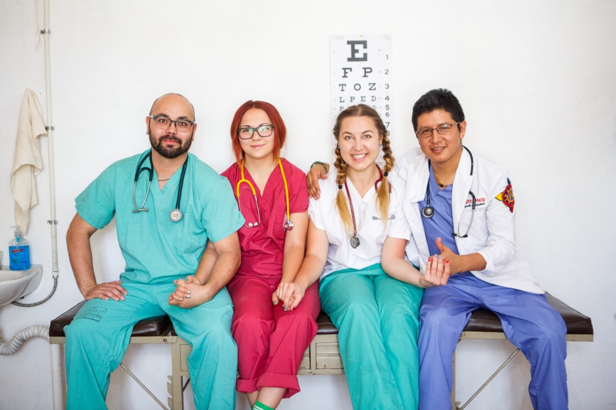 Фельдшер из Калифорнии Маничан Ратс, исполнительный директор проекта из Уфы Карина Башарова, Виктория Валикова и врач из Гватемалы Марко Хасинто. Фото