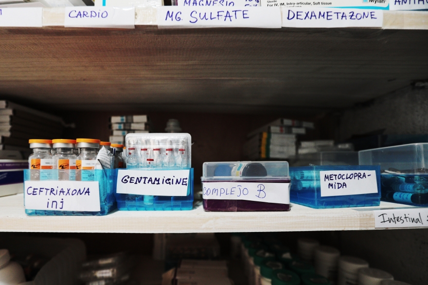 Аптека клиники Health&Help. Большинство медикаментов организация получает в виде пожертвований. Фото: Мария Плотникова