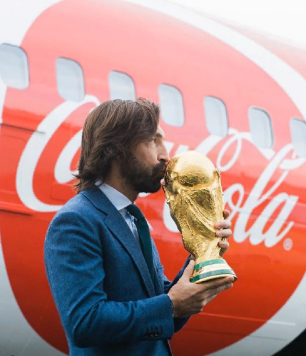 Чемпион мира по футболу 2006 года Андреа Пирло с Кубком FIFA