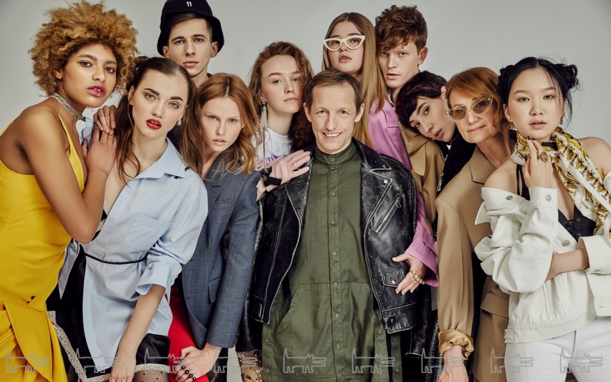 Сергей Луковский (в центре) и модели LMA