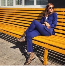 Анастасия Мамаева
Анастасия продемонстрировала наглядный пример удачного повседневного образа: фиолетовый брючный костюм с опасными леопардовыми ботинками.