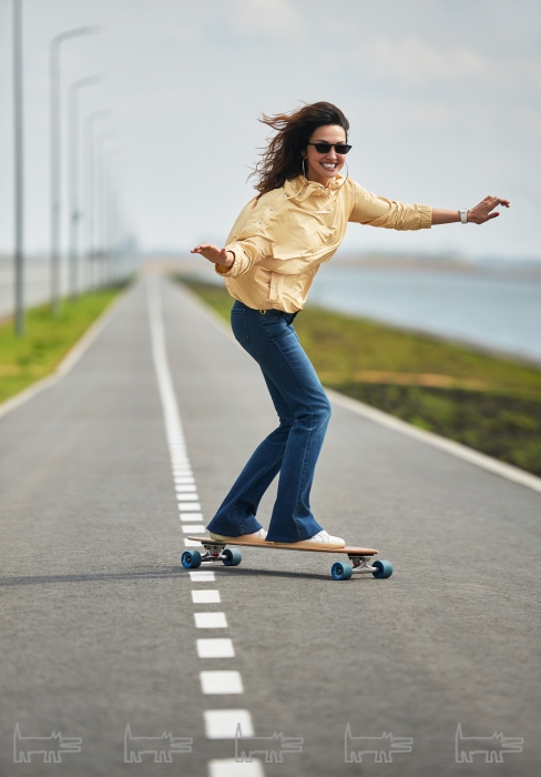 Джинсы J Brand («Адам и Ева»)Серьги J-EMАнорак COS