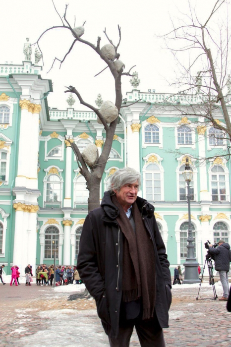 «Идеи из камня — 1732 кг света» и автор работы Джузеппе Пеноне