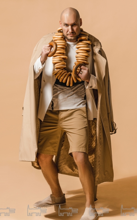 Плащ Off-White, футболка Tom Ford, шорты Louis Vuitton, жакет Giorgio Armani, обувь Marsell (все — ДЛТ)