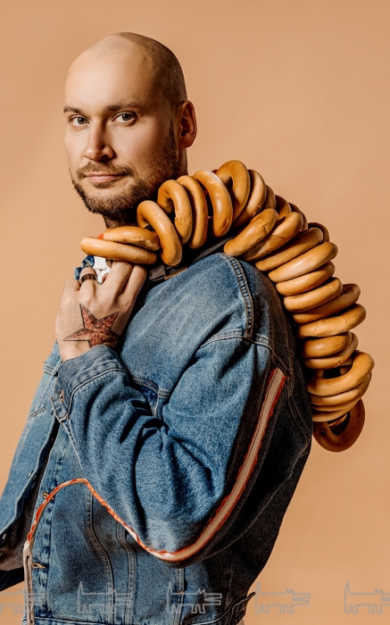 Куртка Off-White, футболка Ralph Lauren (все — ДЛТ)